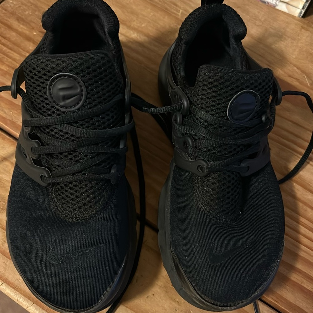 Nike black sneaker size 2y